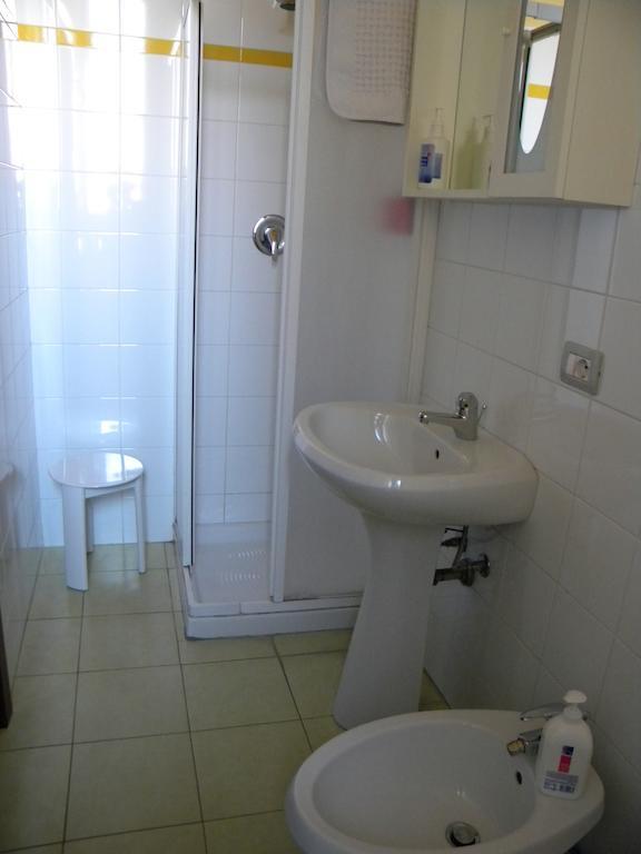 Le Petit Fleur Hotel Bareggio Room photo